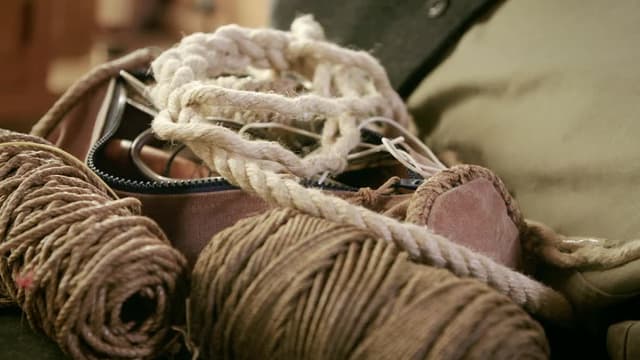 S03:E06 - Painted Glass Window, Art Deco Lamp, Sea Chest