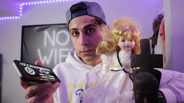 S01:E03 - Ebay Doll