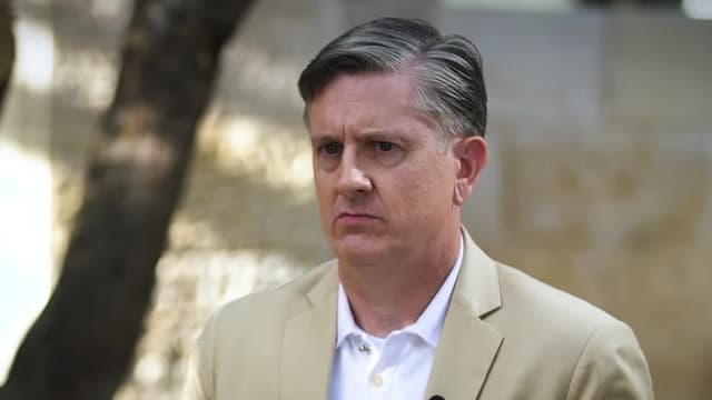 S01:E02 - Light at the End of the Tunnel