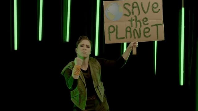 S03:E09 - Where Do You Belong, Holly Swag?