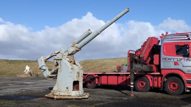S01:E02 - Aircraft Gun, Ice Sculpture, Lodge